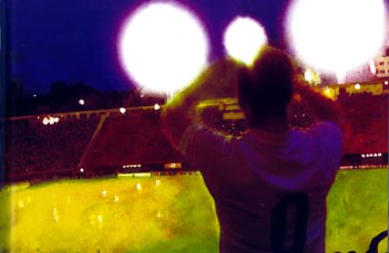 Um jogo de futebol na quarta-feira a noite