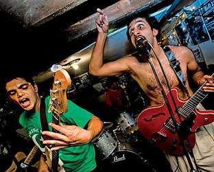 A banda Kominas toca em um porão em Chicago