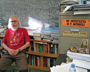 John Ellis, o cientista que criou a expressão "Teoria de Tudo", em seu escritório