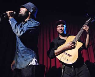 Morello (à dir.) e Ben Harper, em show no Hotel Cafe, em L.A., em abril deste ano
