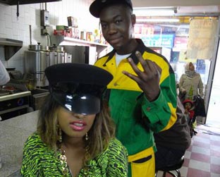 A cantora M.I.A ao lado de um africano radicado nos EUA