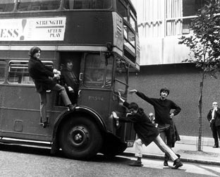Os britânicos do The Kinks tomam um ônibus durante os anos 60