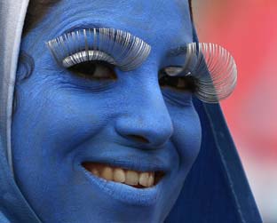 Moça pintada de azul foi flagrada entre a platéia de 2007 do Glastonbury