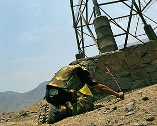 O exército peruano minou os terrenos ao redor das torres de energia. Agora, entra em ação a equipe de desminagem; veja outras fotos na galeria