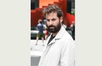 Nathan Petrelli começa a temporada procurando seu irmão, Peter