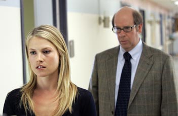 Nikki vai procurar ajuda na Companhia e encontra Bob, seu líder