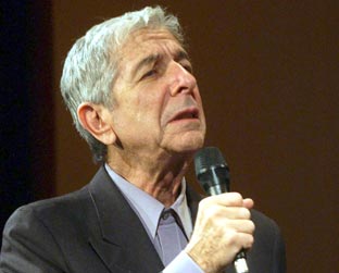 O recluso Leonard Cohen em uma de suas últimas aparições públicas, em 2007