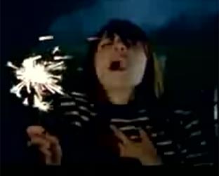 Feist e os fogos de artifício no clipe de "I Feel It All"