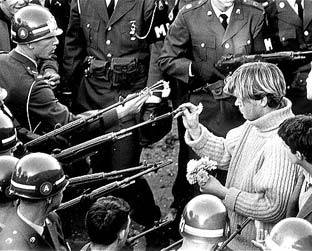 A foto "Flower Power" foi tirada durante um protesto pacifista no dia 22 de outubro de 1967