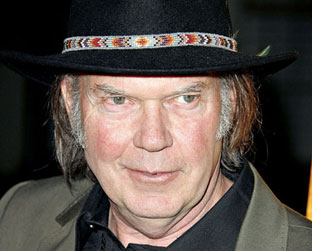 Neil Young: "O governo Bush prefere desperdiçar vidas de norte-americanos a perder a eleição por realizar uma convocação"