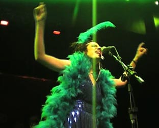 Nina Becker em show da OI na última quinta, 24