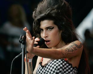 Winehouse disputa vilania com Bush