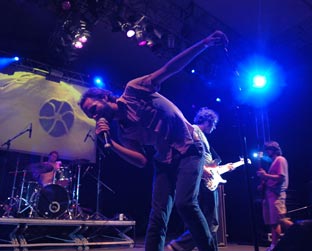 Os Outros ficam à vontade no palco do Rec Beat