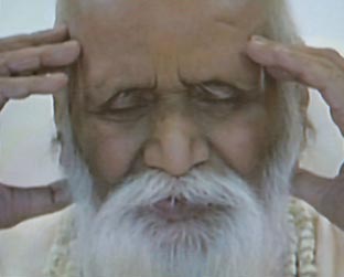 Maharishi Mahesh Yogi em uma de suas últimas aparições públicas; guru trouxe práticas hinduístas ao ocidente