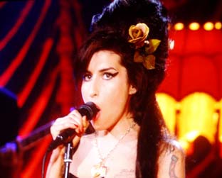 Amy Winehouse se apresenta no telão do Grammy, via satélite