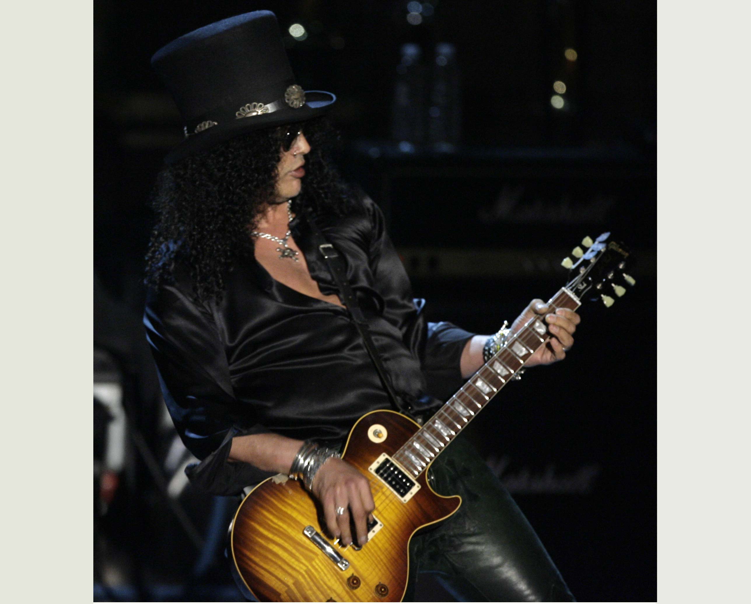 Slash e a guitarra Les Paul, escolhida para sua linha de guitarras