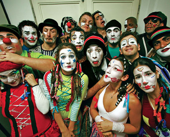 "Nós somos uma trupe de circo. teatro, música e poesia. Os músicos tiveram que fazer oficina de teatro; e os atores, de música"