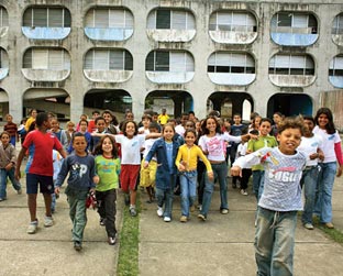 Hora do intervalo no Ciep Guimar Gonçalves Neves