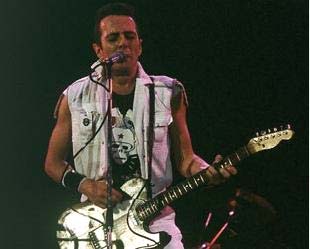 Joe Strummer, morto em 2002, fundou o Clash em 1976
