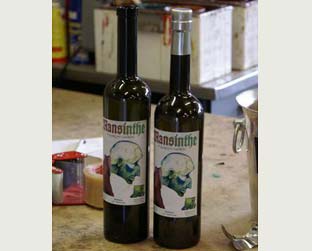 Uma garrafa de Mansinthe, a bebida com "cheiro de água de esgoto"