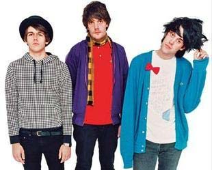 Klaxons e Rihanna cantam juntos o hit número um de 2007