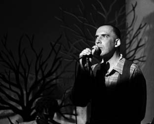 Arnaldo Antunes canta em preto e branco no Ao Vivo no Estúdio