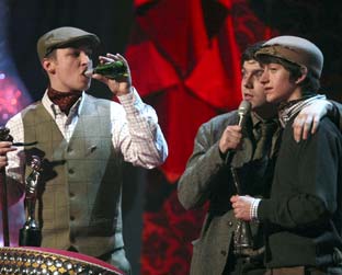 Arctic Monkeys levam dois dos principais prêmios da noite