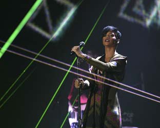 Rihanna fez uma versão de sua "Umbrella" com os Klaxons no Brit Awards