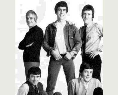 Mike, ao centro - cantor faleceu duas semanas antes de sua banda entrar para o Hall da Fama do Rock and Roll