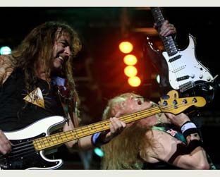 O baixista Steve Harris e o guitarrista Janick Gers fizeram pose durante show em São Paulo