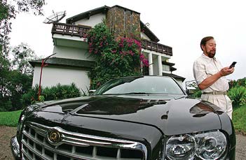 O poder da Mente Lauro Trevisan posa com seu Chrysler comprado à vista.