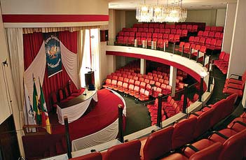 Roda da fortuna o Teatro Santa Maria, de 350 lugares, que fica instalado dentro do Palácio da Mente, o QG em que Lauro Trevisan explica o poder da mente e a Era de Aquário.