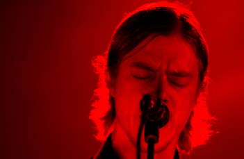 O vocalista Paul Banks, que reproduziu seus graves com competência