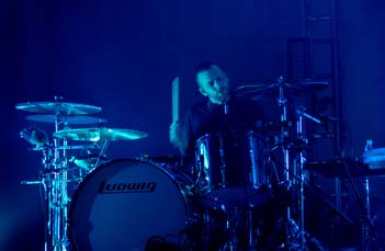 O baterista Sam Fogarino, coberto da luz azul que se alternou com outra vermelha, durante uma hora e meia