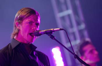 Paul Banks e Carlos D., cada um na sua
