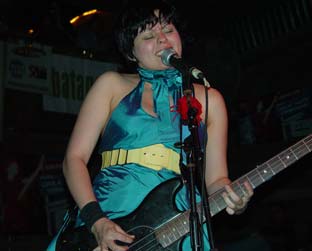 Fernanda, do Lucy And The Popsonics, no primeiro show da banda no festival, na quinta-feira