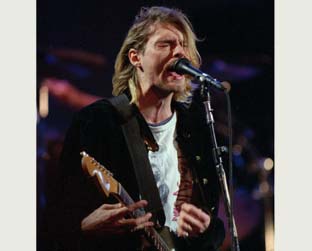 Tênis de Cobain vêm com trechos de letras escritas em seus diários - Courtney Love liberou, em 2002, a publicação dos cadernos