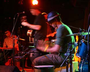 Burnquist mostra que não é bom só com skate na percussão do Escalera