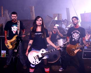 Joe, Pitty, Duda e Martin caracterizados como zumbis para o clide da música "De Você"