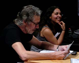 Roger Waters acompanha os ensaios de Ça Ira, em Manaus