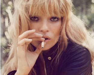 Kate Moss é alvo de críticas por aparecer fumando em ensaio para a Vogue Paris