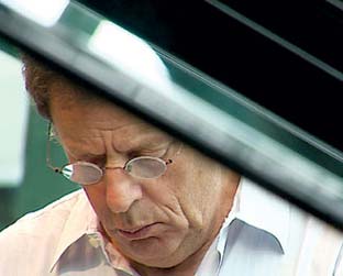 Glass, homenageado em seus 70 anos