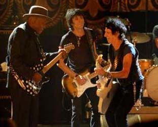 Wood, no centro, em cena do documentário Shine a Light: guitarrista quer tocar com Wino