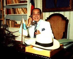 Paulo Gracindo, na pele de Odorico Paraguaçu, em O Bem-Amado