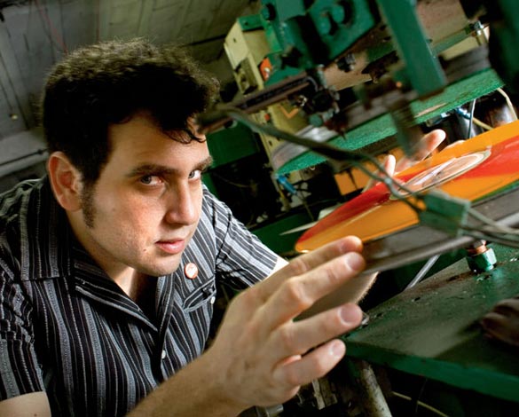 Gabriel Thomaz, dos Autoramas e da Gravadora Discos, na fábrica da Polysom, no Rio de Janeiro: lançar discos em vinil ainda é bom negócio