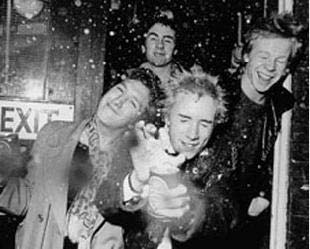 Sex Pistols voltam a fazer shows em junho, e aproveitam para lançar DVD