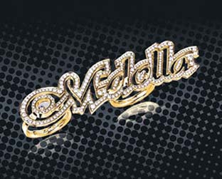 Crucifixo e anel foram criados especialmente para a cantora