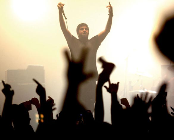 Chino Moreno agita durante o show