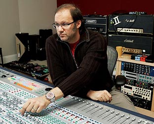 O produtor Rob Cavallo em seu estúdio, em L.A.