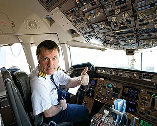 Bruce Dickinson, vocalista e piloto, pronto para comandar o Ed Force One